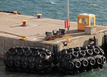 Protege portos militares e o para-choque de borracha marinho pneumático de Yokohama dos cais